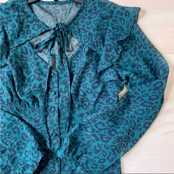 NWT Moon River Ruffle Split Tie Teal Leopard Blouse XS - Picture 5 of 8